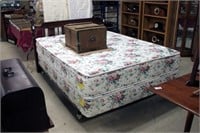 queen size bed complete -