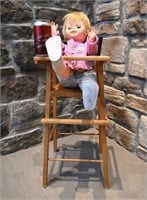 *Chaise haute, en bois, avec poupée