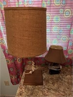 2 WOODEN LAMPS WOODEN BASE & STIRRUP