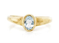 Blue topaz and 9ct yellow gold ring