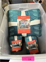 OPAL HOUSE KINQ QUILT AND PILLOW SHAMS NEW