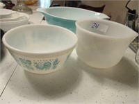 2 Pyrex bowls and other bowls