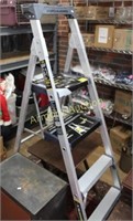 NEW 300LB RATED ALUMINUM LADDER