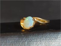 LADIES 5.5 14 KT GOLD AND OPAL RING