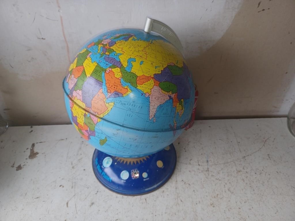 Globe terrestre en métal, a de petites bosses