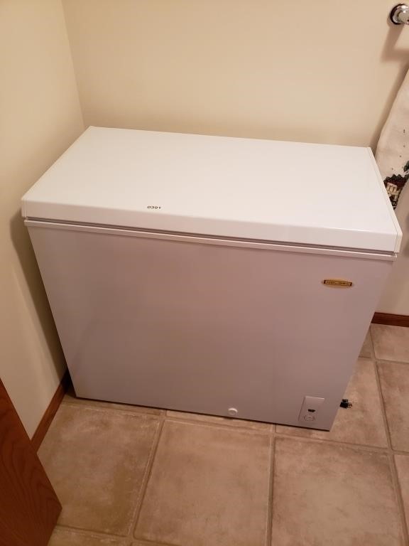 Holiday Chest Freezer LCM070LC