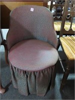 UPHHOLSTERED CHAIR WITH STORAGE