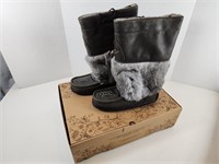 NEW Manitobah Mukluks: Snowy Owl Boots (Size: L08)