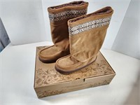 NEW Manitobah Mukluks: Hunter Oak Boots (Size: L08
