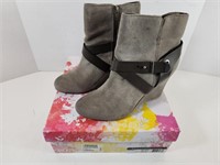 NEW Chinese Laundry: Ultimate Grey Boots (Size: 9)
