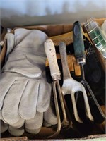 TRAY YARD AND WELDING GLOVES, GARDEN WEEDERS