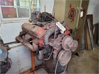 8 CYLINDER MOTOR ON STAND
