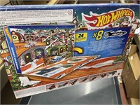 HotWheels advent calendar 8 cars & 16 acc.