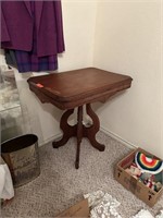 ANTIQUE EASTLAKE PARLOR / LAMP TABLE