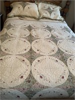 QUEEN SIZE COMFORTER W/ PILLOW COVERS