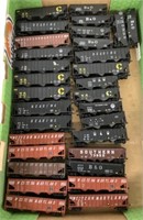 lot of 31 HO Train Cars Kadee & others