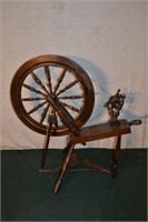 Old working spinning wheel