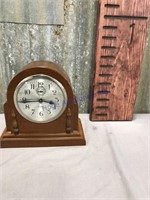 Wind up clock, w/ key, note says chime won't wind