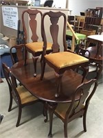 Very nice dining table with 6 chairs