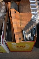 BOX LOT KITCHEN RACKS/ ALUMINUM BAKING PANS