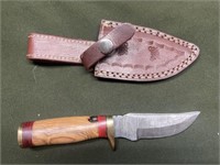 DAMASCUS STWEL KNIFE WITH LEATHER SHEATH (8in L)