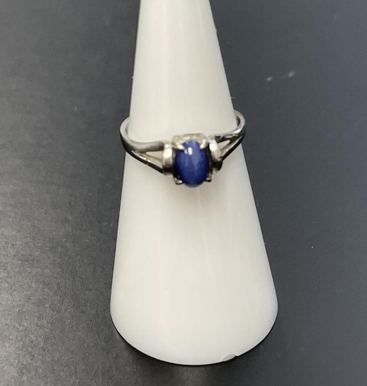 10 KT WG Star Sapphire Ring