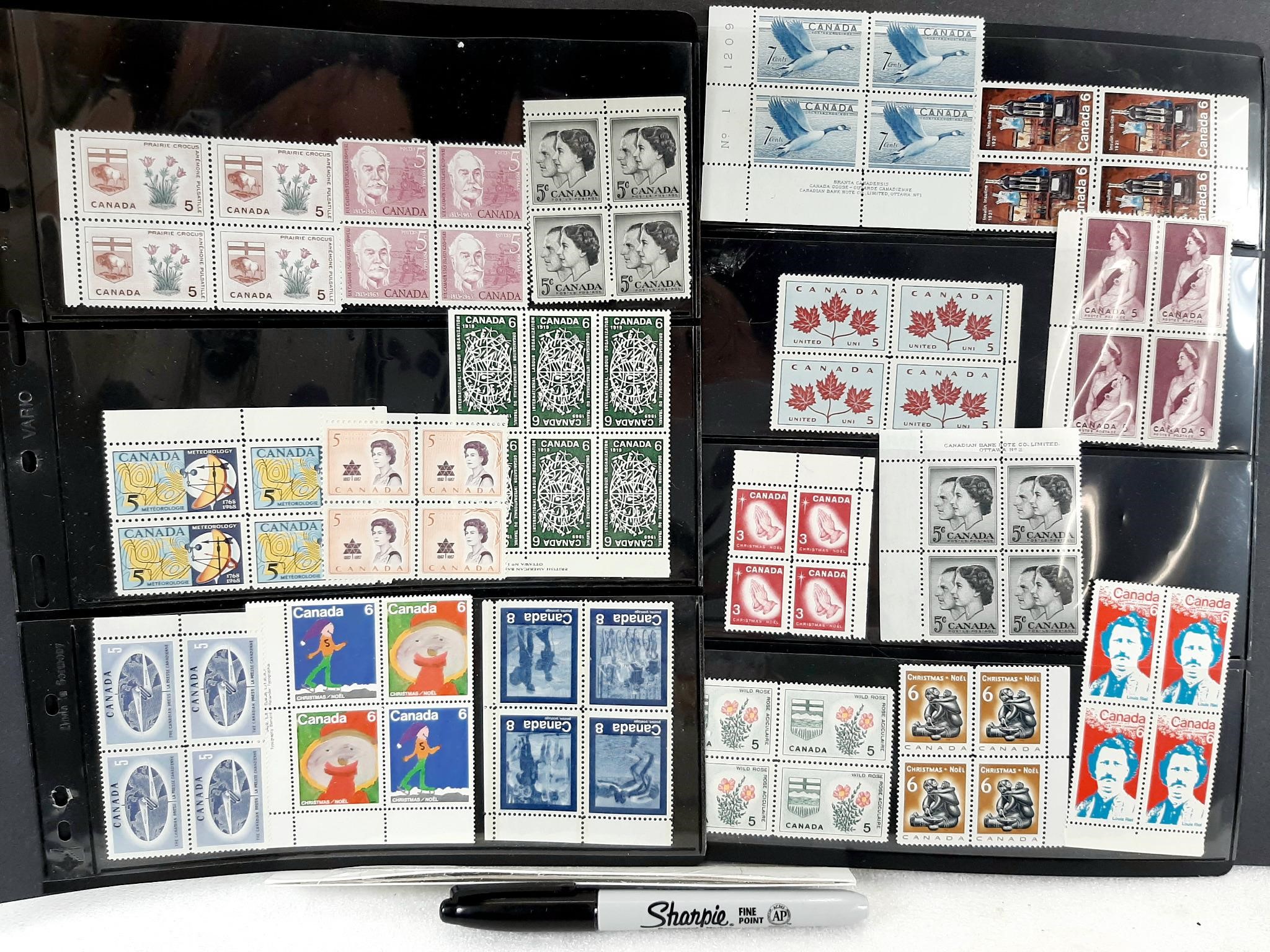 18 blocs de timbre neufs du CANADA