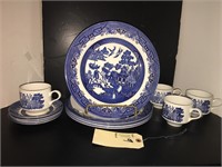 VINTAGE BLUE WILLOW CHURCHILL DISH SET