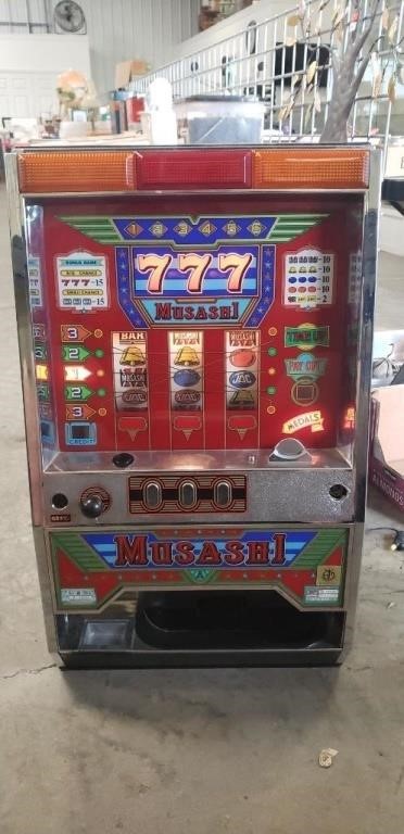 (1) Slot Machine (Powers On/No Key/19"×14"×32")