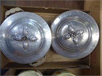 2 covered aluminum bowls