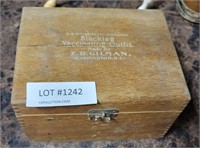 VTG. BLACKLEG VACCINATING OUTFIT IN WOOD BOX
