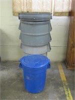 4 Rubbermaid Trash Cans