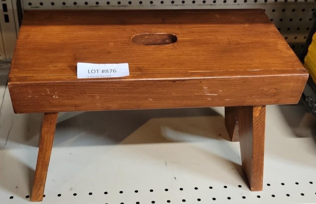 VTG. WOOD CHILD'S  STEP STOOL