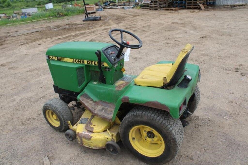 John Deere 318 Riding Lawn Mower