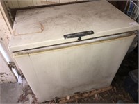 Gibson Chest Freezer (Older Model but working)