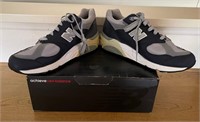 W - PAIR OF NEW BALANCE SHOES SIZE 11 (F5)