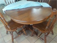 Nice kitchen table, 6 chairs, leaf MI Yugoslavia