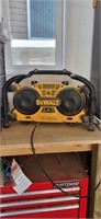 Dewalt - worksite radio/ charger