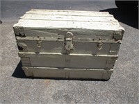 Vintage Trunk (has small hole in bottom)