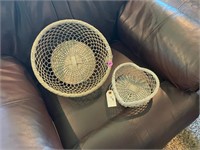 2 metal baskets