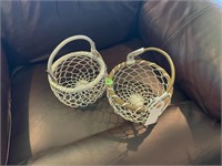 2 metal baskets
