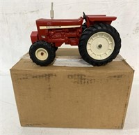 1/16 International 756 Tractor with Box