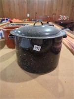 Enamel pot w lid