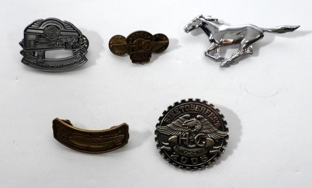 (4) HARLEY DAVIDSON PINS (1) MUSTANG