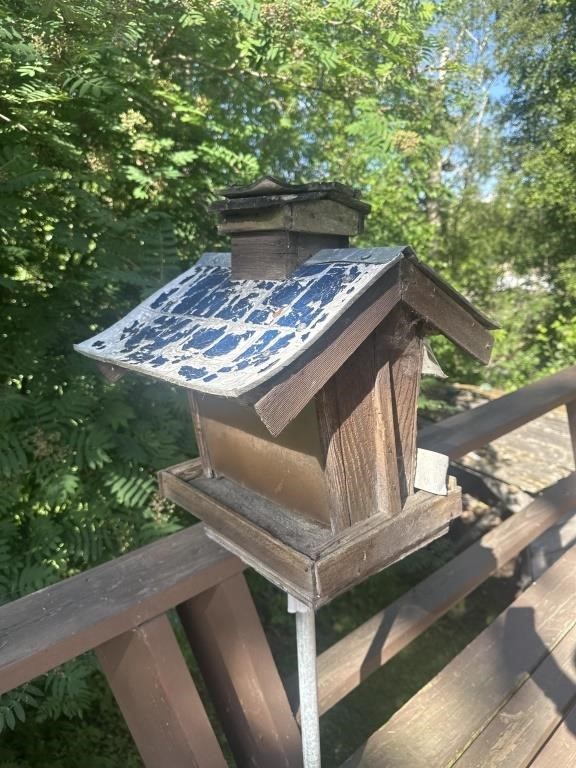 Birdhouse feeder