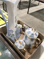 Tea pot w/blue pink flowers