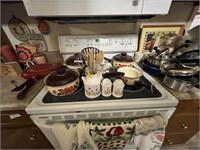 LOT OF VINTAGE COOKWARE AND UTENSIL