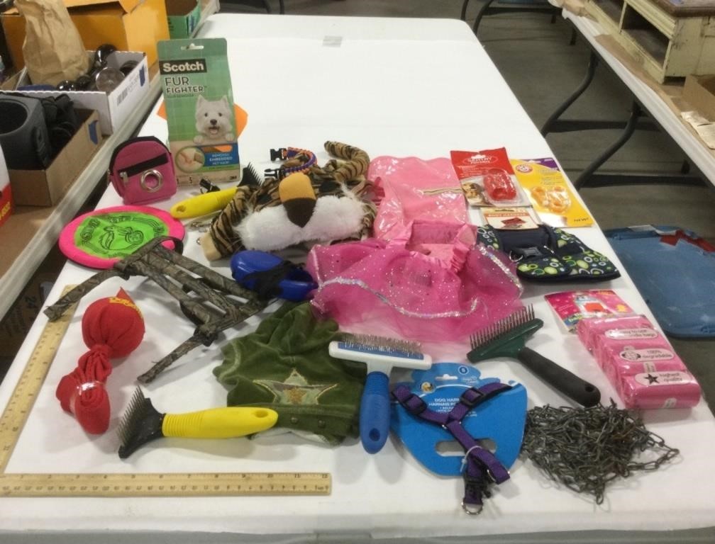 Pet lot- w/ leashes, brushes, & clothes