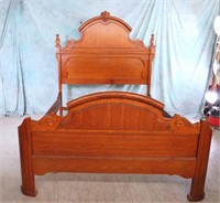 BEAUTIFUL OAK WOOD QUEEN SIZE BED