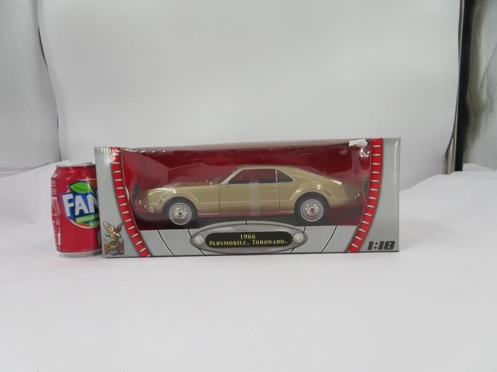 1966 Oldsmobile Toronado, voiture die cast 1:18